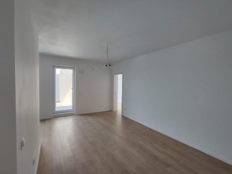 Lacul Straulest, Mall Colosseum,